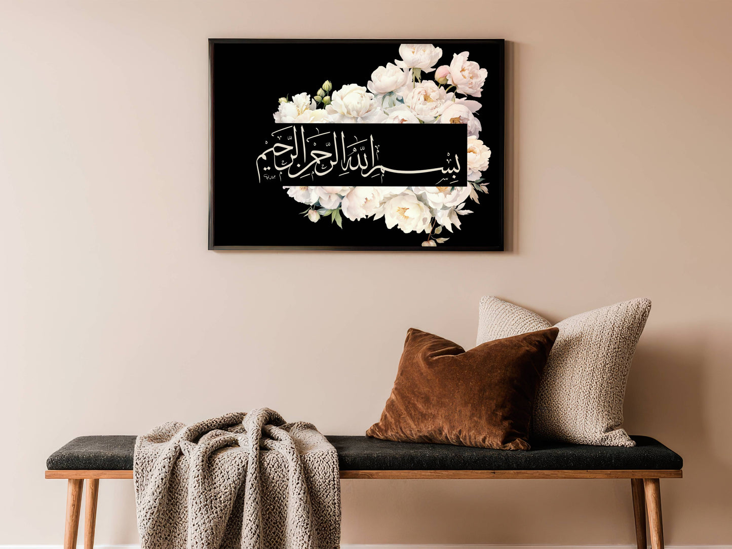 Schwarzes Basmala Poster mit weißen Blumen