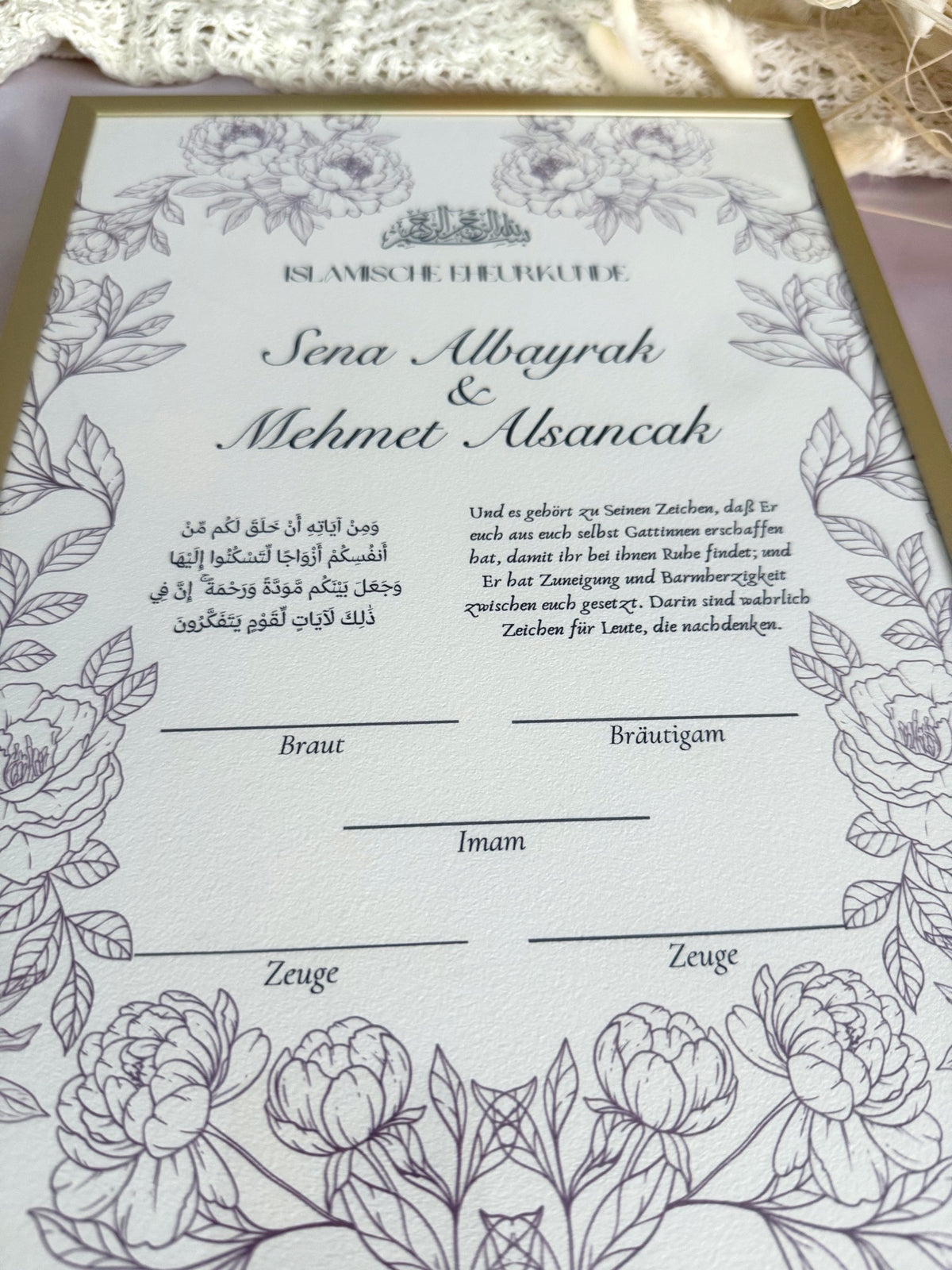 Nikah Zertifikat mit roten Blumen
