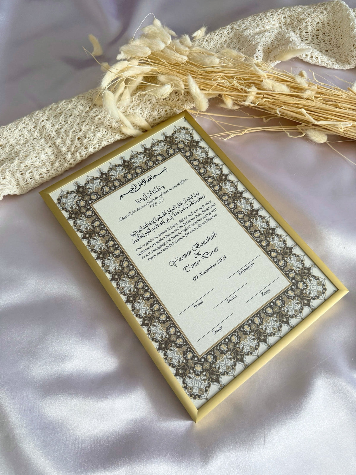 Nikah Zertifikat mit braunem Bogenrahmen