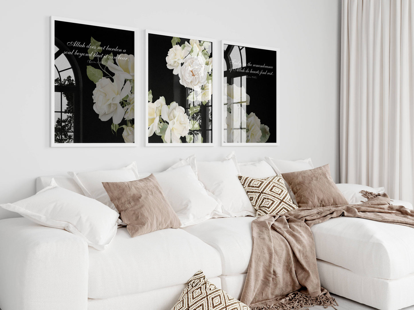 Schwarzes Posterset mit Koranayah und weißen Blumen