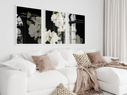 Schwarzes Posterset mit Koranayah und weißen Blumen